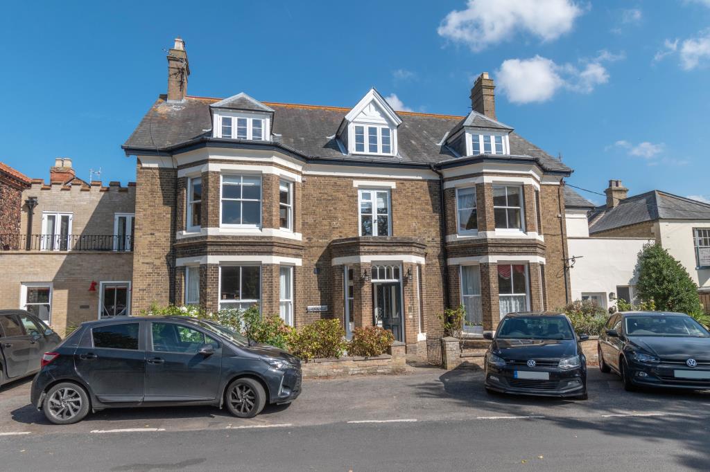 Lot: 29 - CHARACTERFUL FLAT IN A DESIRABLE NORFOLK COASTAL TOWN - Front elevation of the building containing 6 flats in Wells-next-the-Sea